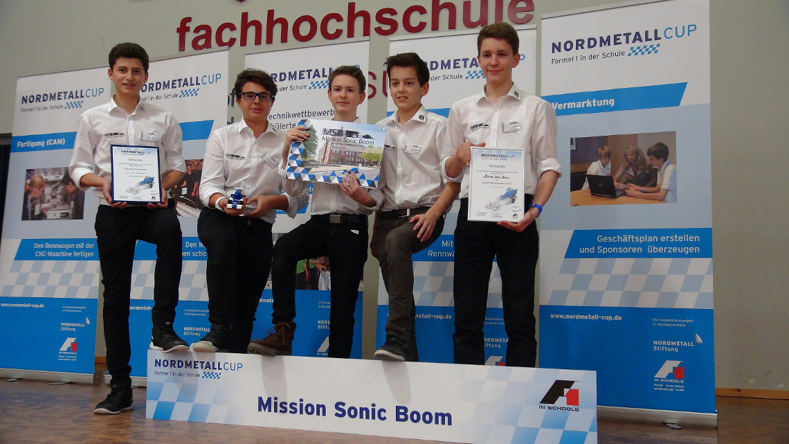 (von links) Franz Marin, Luca Dworak, Alexander Schmidt, Enno Münse, Tom Sell - alle Klasse 8cI bei der Siegerehrung