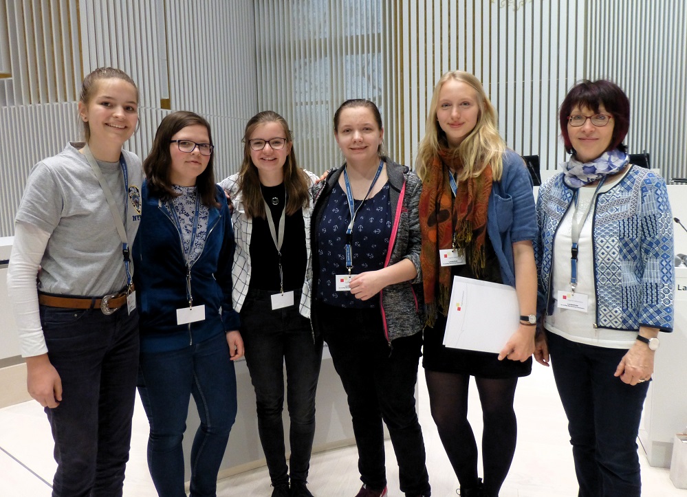 Wismarer Delegation: Johanna, Cara, Hera, Lea, Wanda und Frau Dr. Michaelsen